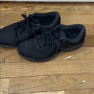 Black nike women’s running shoes